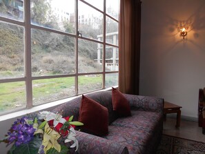 Lobby sitting area - Halimeh Hotel (Aley)