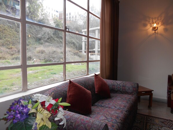 Lobby sitting area - Halimeh Hotel (Aley)
