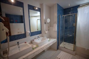 Bañera y ducha independientes, artículos de tocador gratuitos