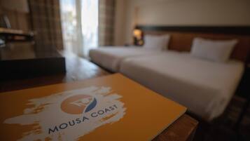 Värdeförvaringsskåp på rummet, skrivbord och mörkläggningsgardiner