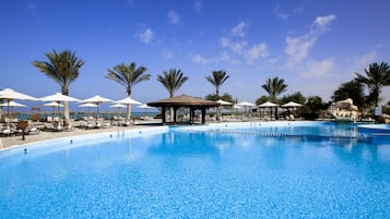 2 piscine all'aperto, lettini