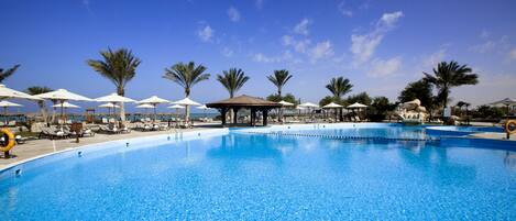 2 outdoor pools, pool loungers