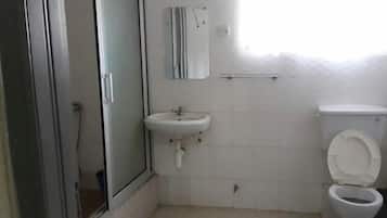 Bañera profunda y cabezal de ducha tipo lluvia