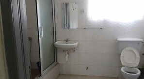 Bañera profunda y cabezal de ducha tipo lluvia