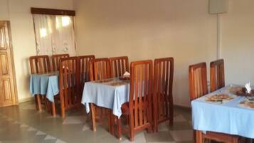 Se sirven desayunos, almuerzos, cenas y cocina local e internacional