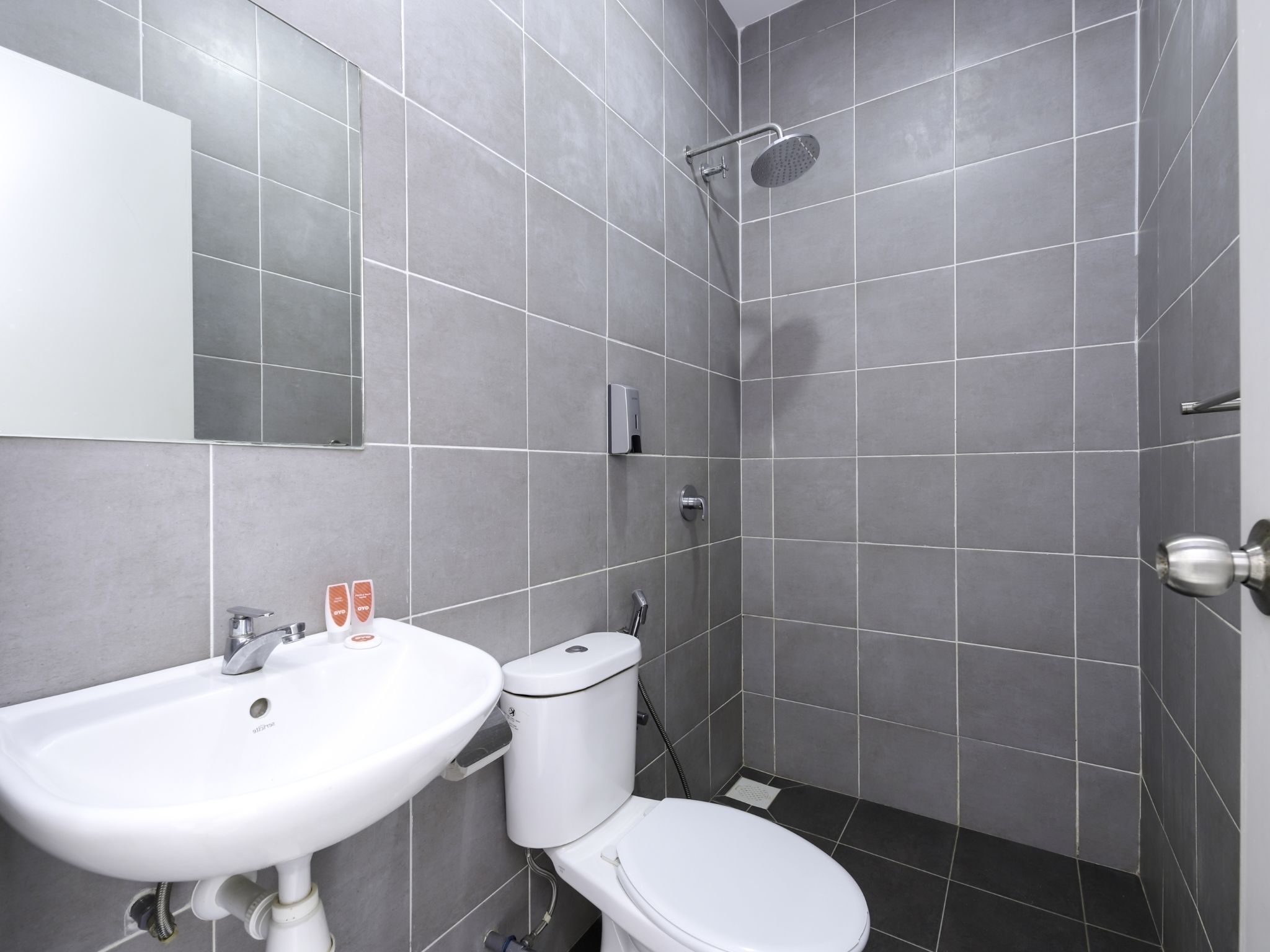 standard twin room | bathroom | shower, towels