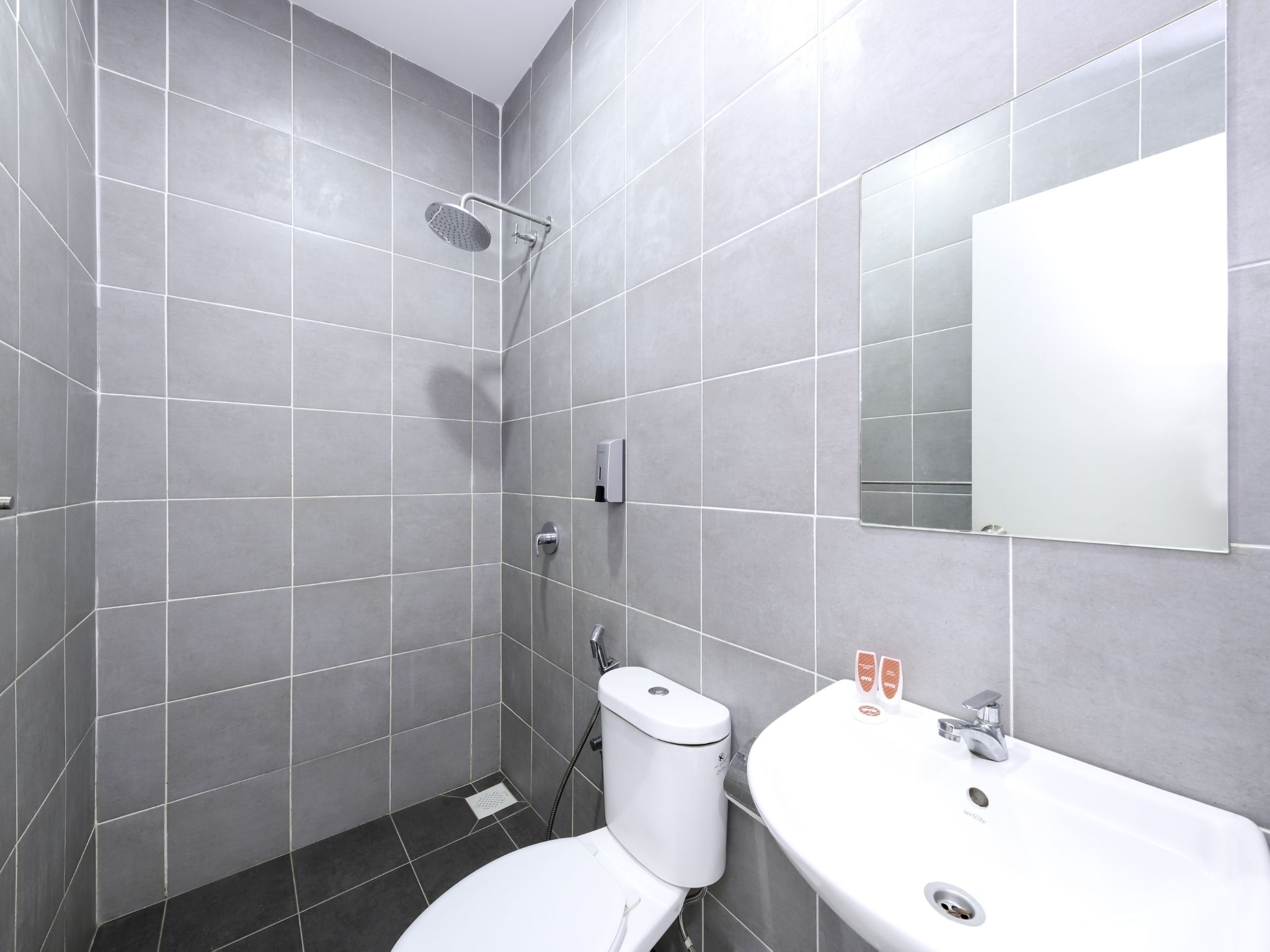 standard double room, 1 queen bed | bathroom | shower, towels