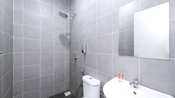 Standard Double Room, 1 Queen Bed | Bathroom | Shower, towels