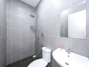 Standard Double Room, 1 Queen Bed | Bathroom | Shower, towels