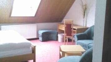 Single Room | Meja, kalis bunyi, katil lipat simpan/tambahan, Wi-fi percuma