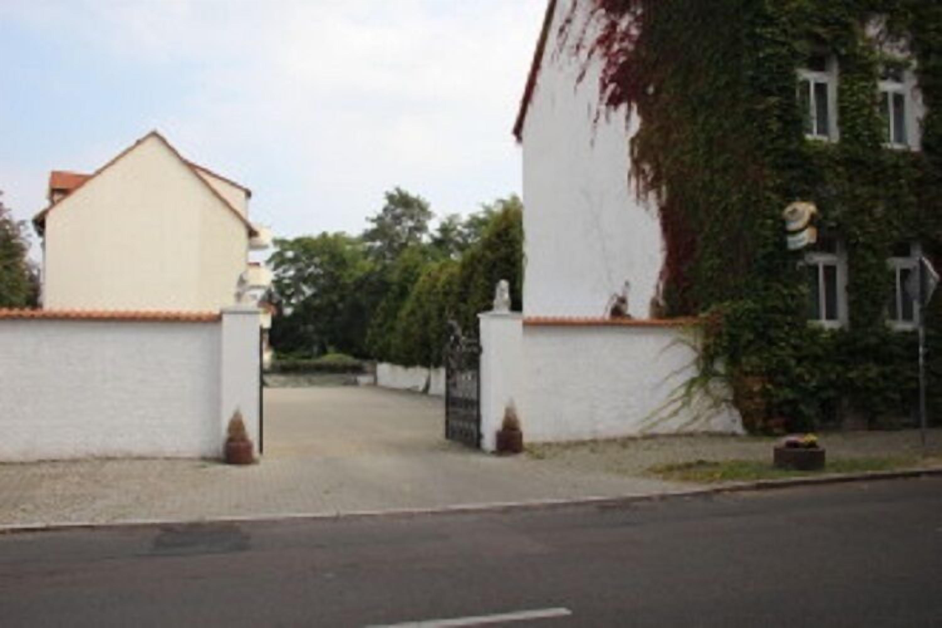 Parkir valet (EUR 
5 per hari)