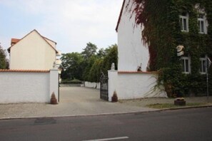 代客停車 (每天 EUR5)