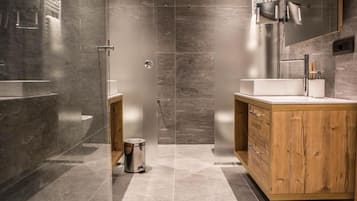 Set di cortesia gratuito, asciugacapelli, pantofole, bidet