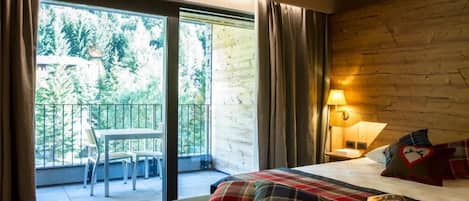 Minibaari, tallelokero huoneessa, pimennysverhot, äänieristys