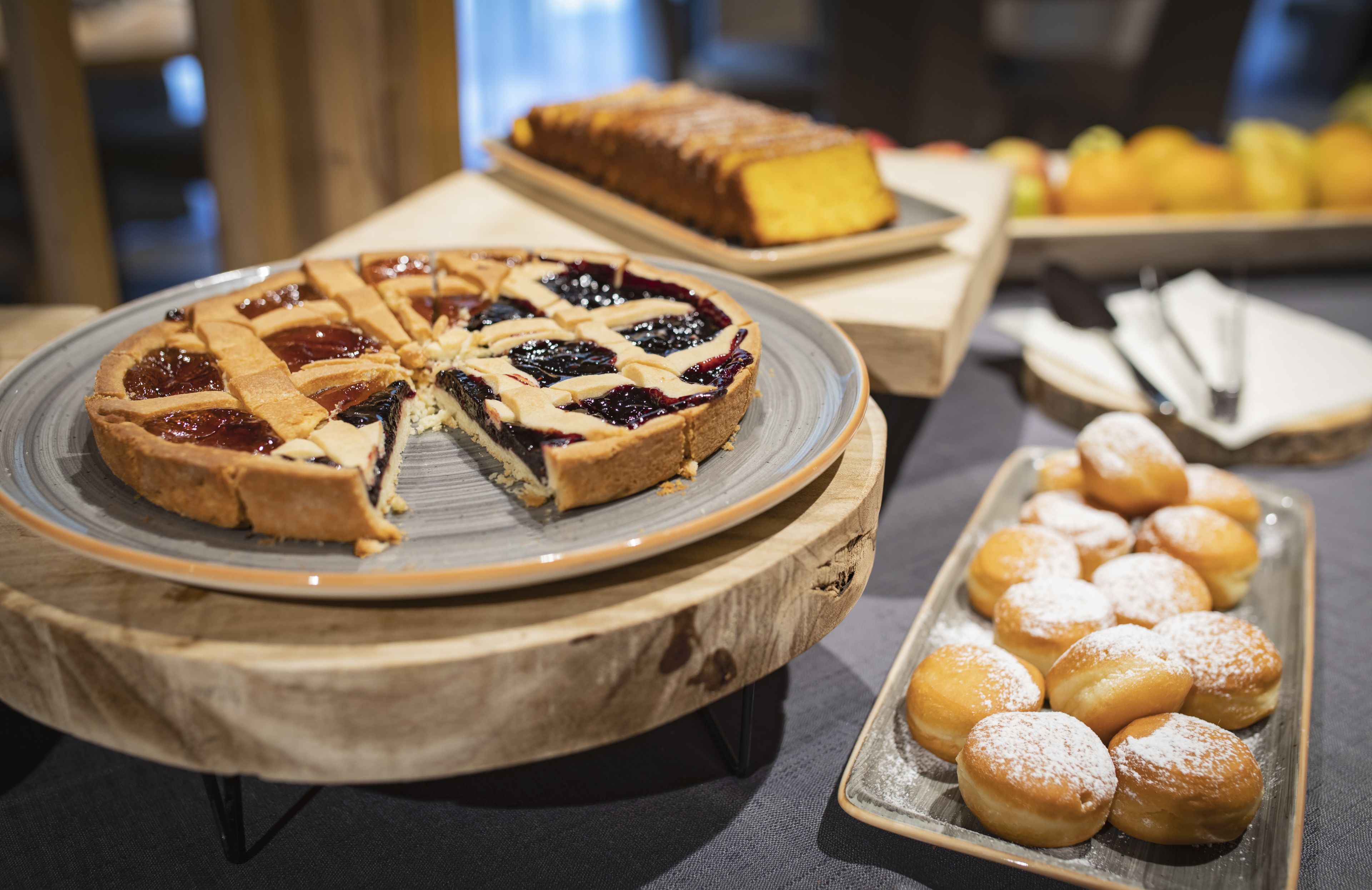 Eine Auswahl an Desserts mit Kuchen, Brot und Gebäck.
