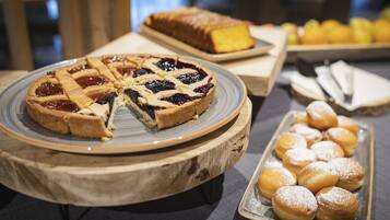 Eine Auswahl an Desserts mit Kuchen, Brot und Gebäck.