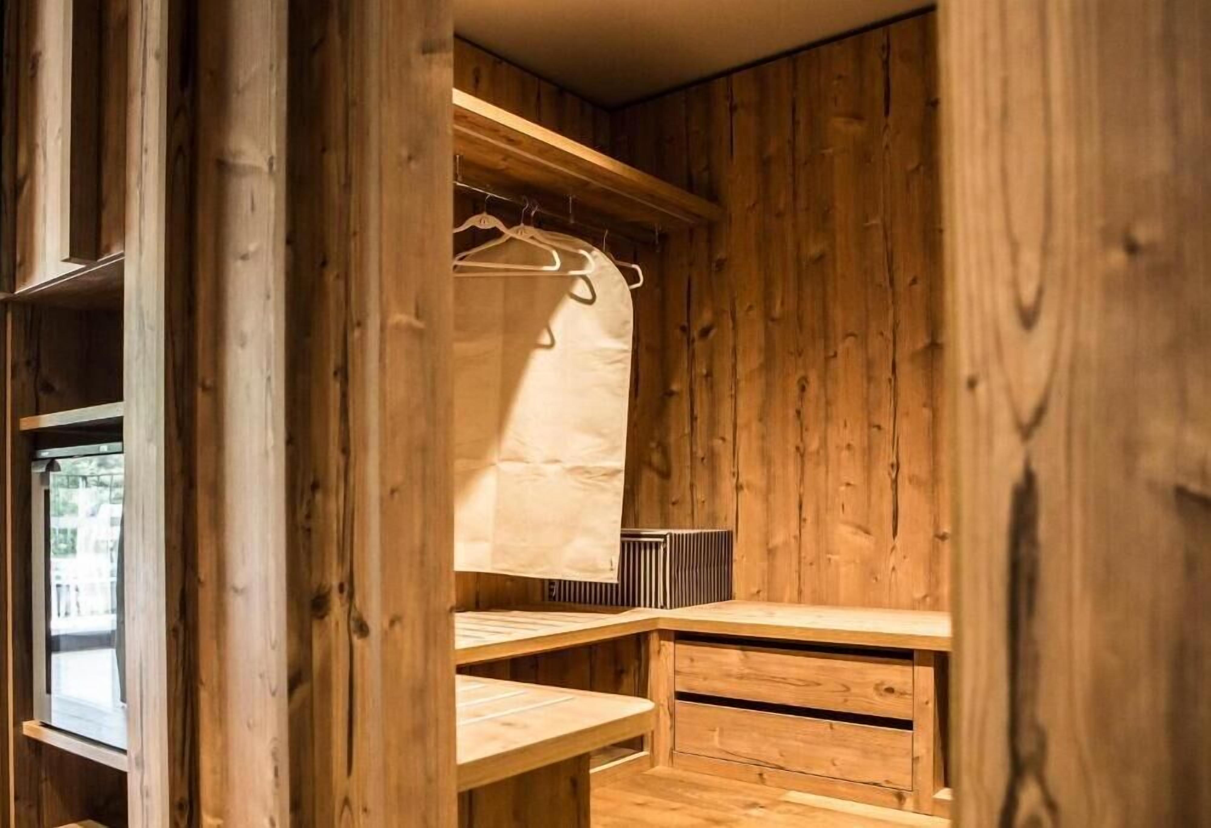 Suite, terras (Wellness) | Een minibar, een kluis op de kamer, een bureau, verduisterende gordijnen