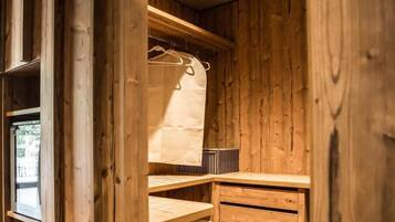 Suite, terras (Wellness) | Een minibar, een kluis op de kamer, een bureau, verduisterende gordijnen