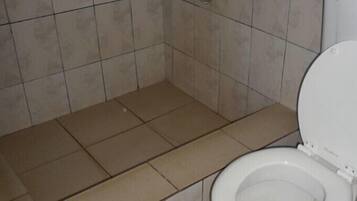 Suite | Badezimmer | Komfortbadewanne, Regendusche, kostenlose Toilettenartikel, Haartrockner