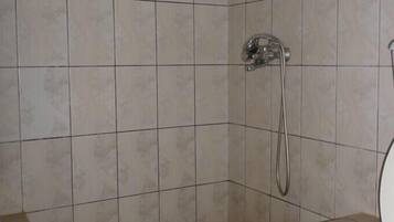 Single Room | Bathroom | Deep soaking tub, rainfall showerhead, free toiletries, hair dryer