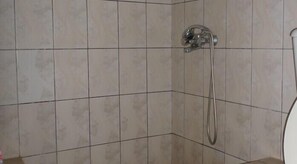 Einzelzimmer | Badezimmer | Komfortbadewanne, Regendusche, kostenlose Toilettenartikel, Haartrockner