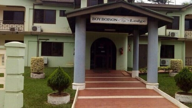 Rakennuksen sisäänkäynnissä on kyltti, jossa lukee ”BOYBOISON Lodge”. Rakennuksessa on katettu käytävä ja siinä on myös ruukuissa olevia kasveja.