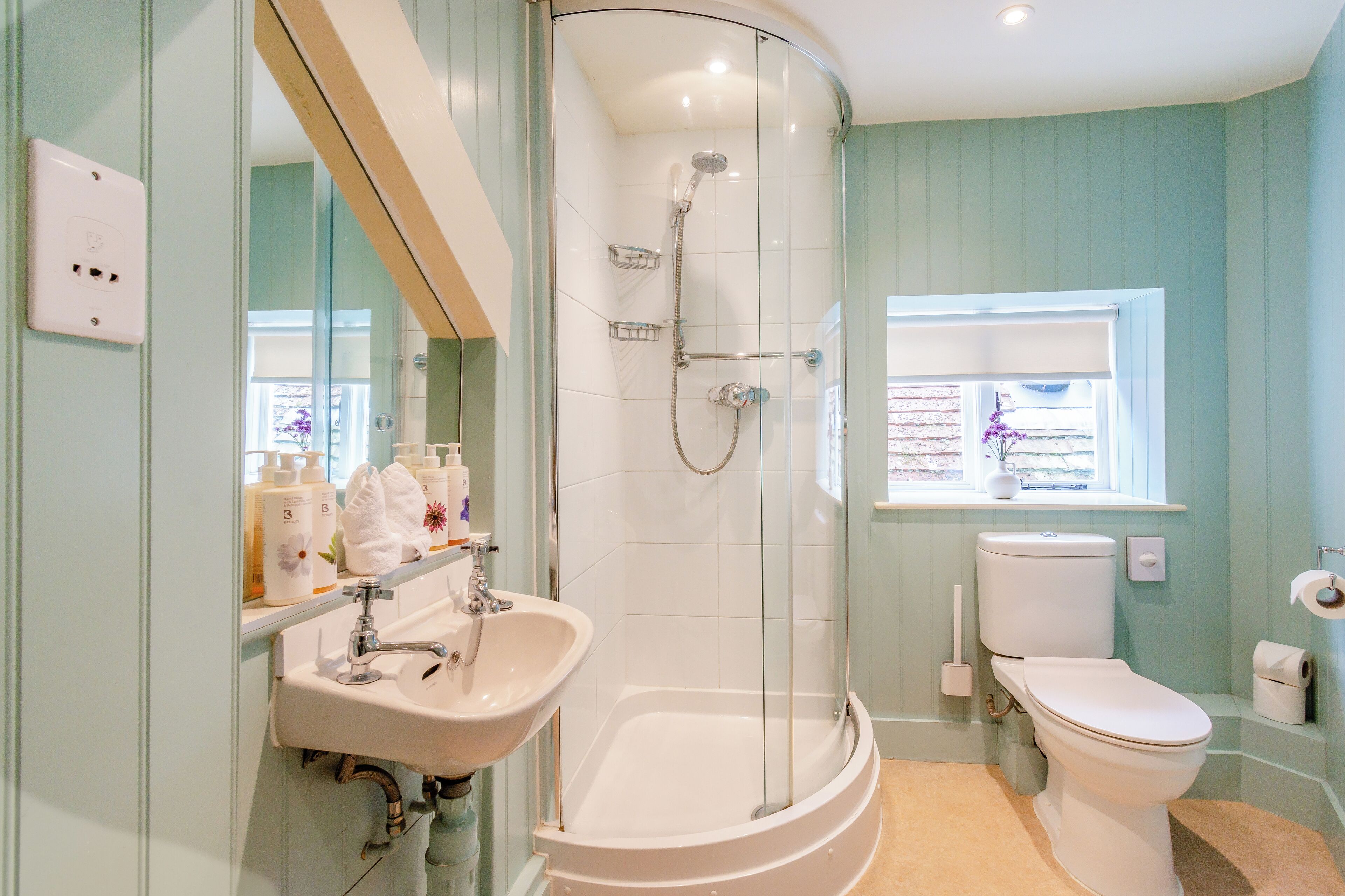 Patience | Bathroom | Shower, free toiletries, hair dryer, towels