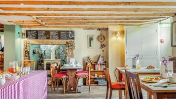 Desayuno completo gratuito y diario