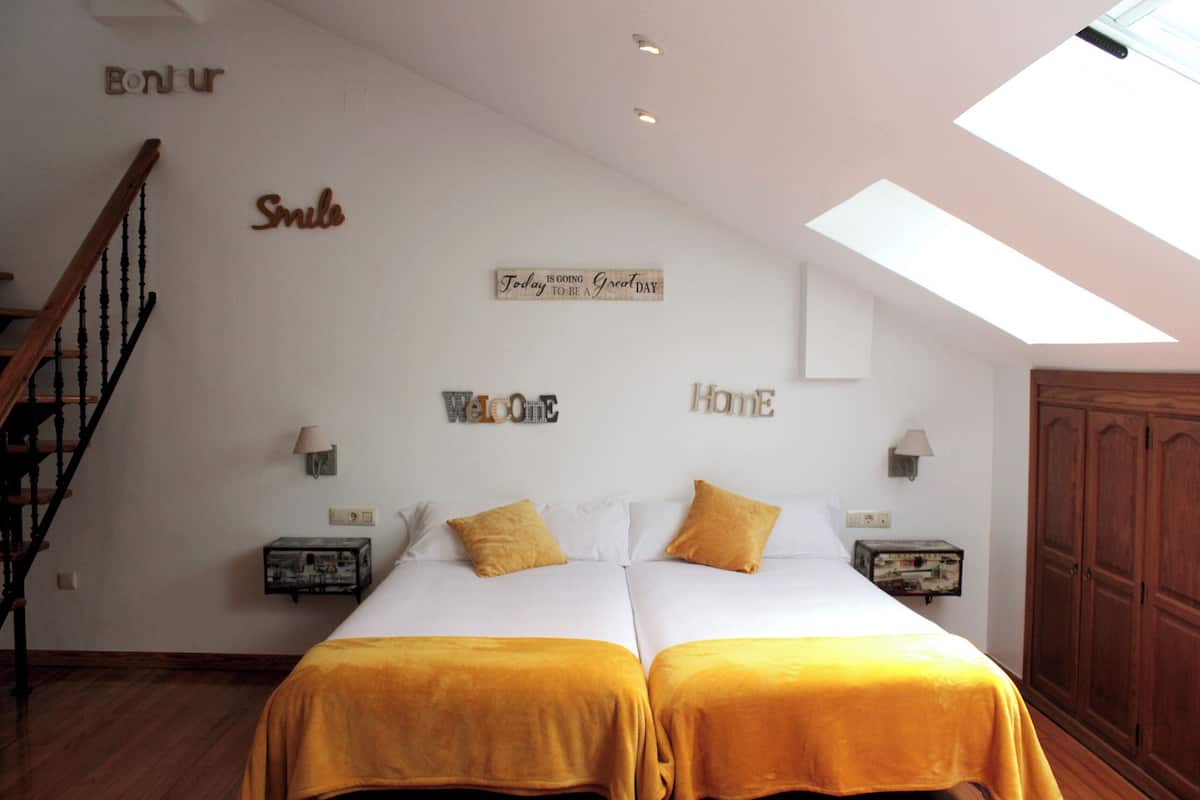Loftsleilighet, 1 soverom | Safe på rommet, skrivebord, wi-fi (inkludert) og individuelt dekorert