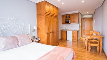 Estudio Doble Económico una o dos camas | Caja fuerte, decoración individual, mobiliario individual y escritorio