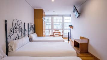 Estudio, 3 camas individuales | Caja fuerte, decoración individual, mobiliario individual y escritorio