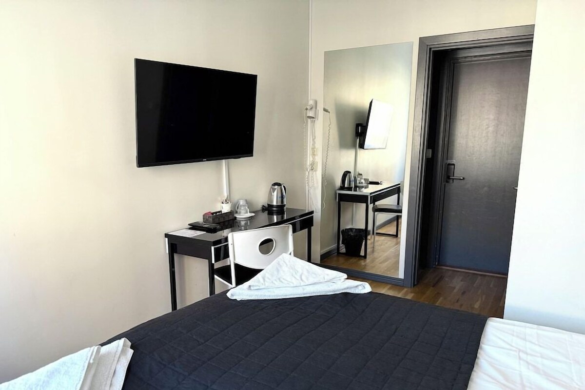 Premium bedding, in-room safe, blackout drapes