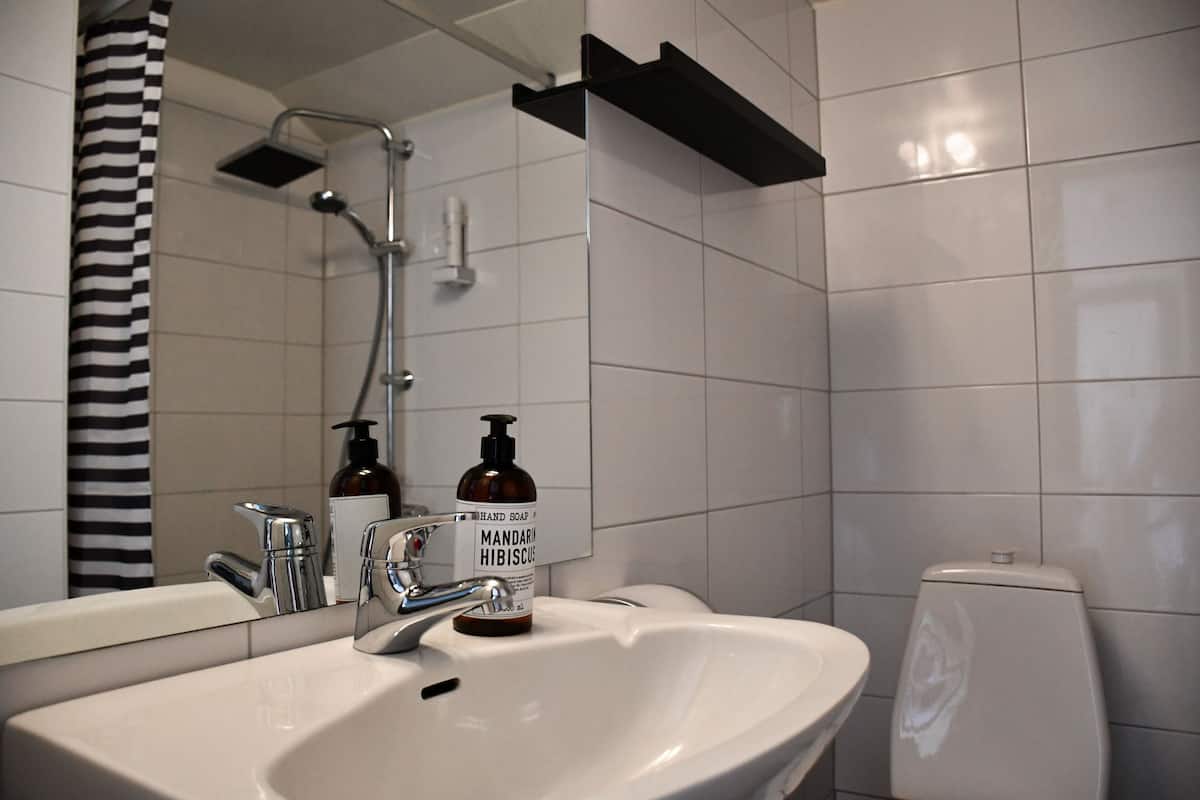 single room | premium bedding, in-room safe, blackout curtains, iron/ironing board