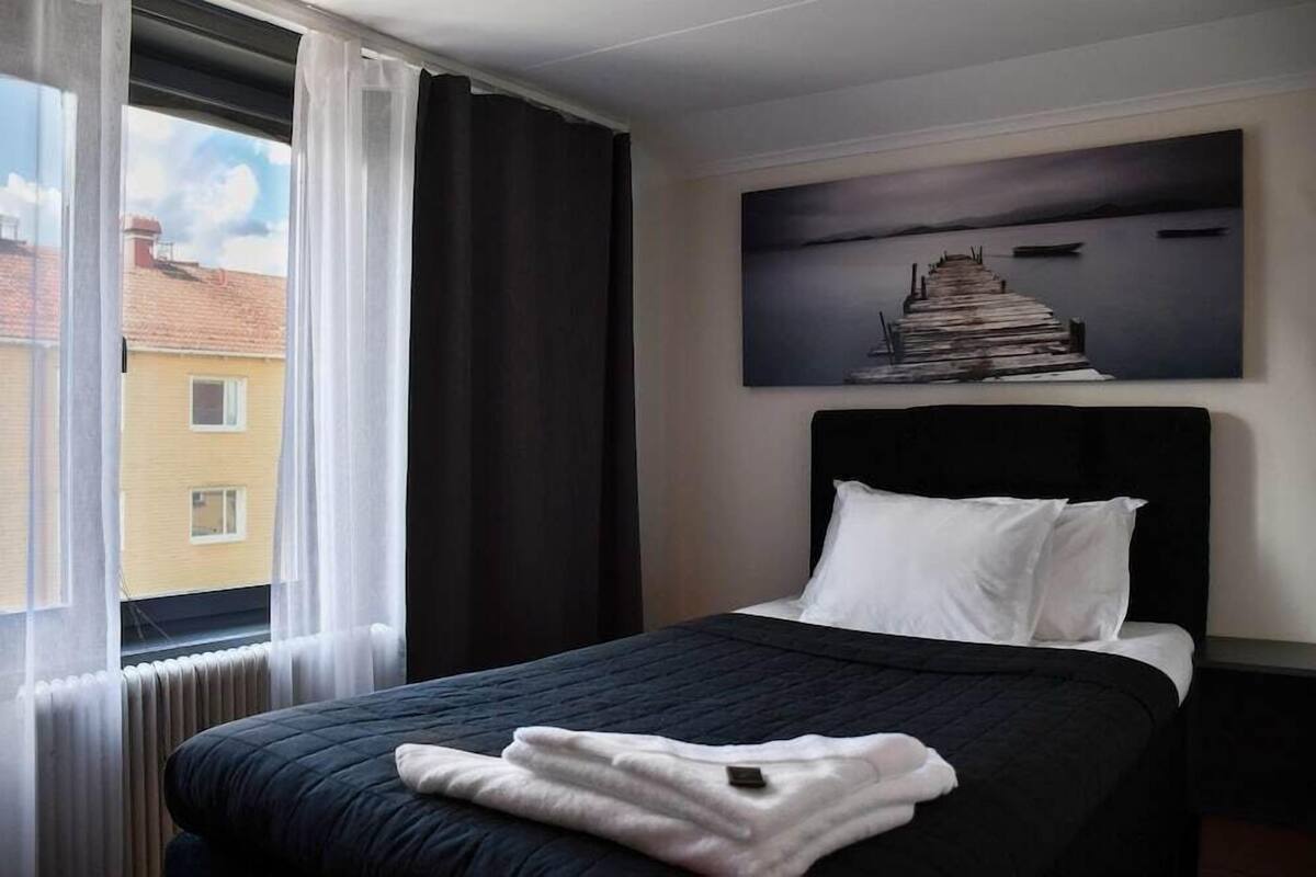 Premium bedding, in-room safe, blackout drapes, iron/ironing board