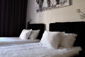 Habitación con 2 camas individuales | Ropa de cama de alta calidad y caja de seguridad en la habitación