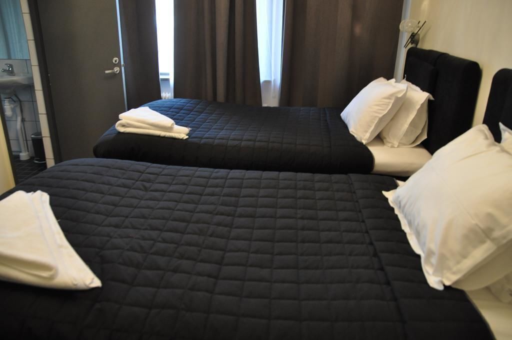 Premium bedding, in-room safe, blackout drapes, iron/ironing board