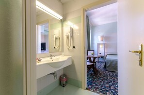 Standard Double Room | Bathroom