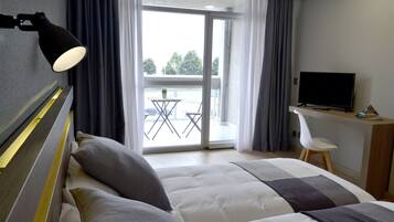 Escritorio, wifi gratis y ropa de cama