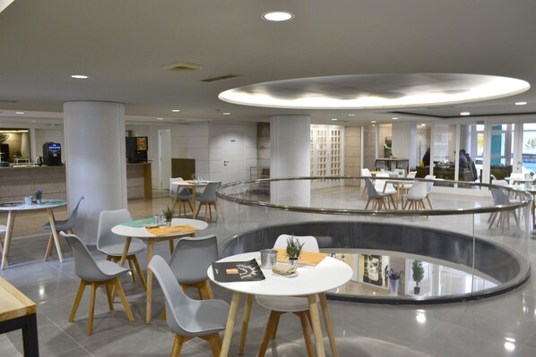 Petit déjeuner buffet (7.95 EUR par personne)