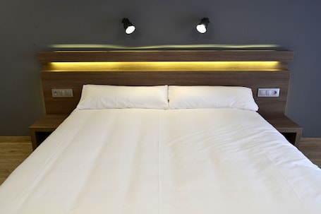 Economy-Zweibettzimmer | Schreibtisch, kostenloses WLAN, Bettwäsche