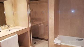 Kamer, 1 twee- of 2 eenpersoonsbedden | Badkamer | Gratis toiletartikelen, een haardroger, handdoeken