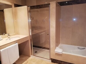Kamer, 1 twee- of 2 eenpersoonsbedden | Badkamer | Gratis toiletartikelen, een haardroger, handdoeken