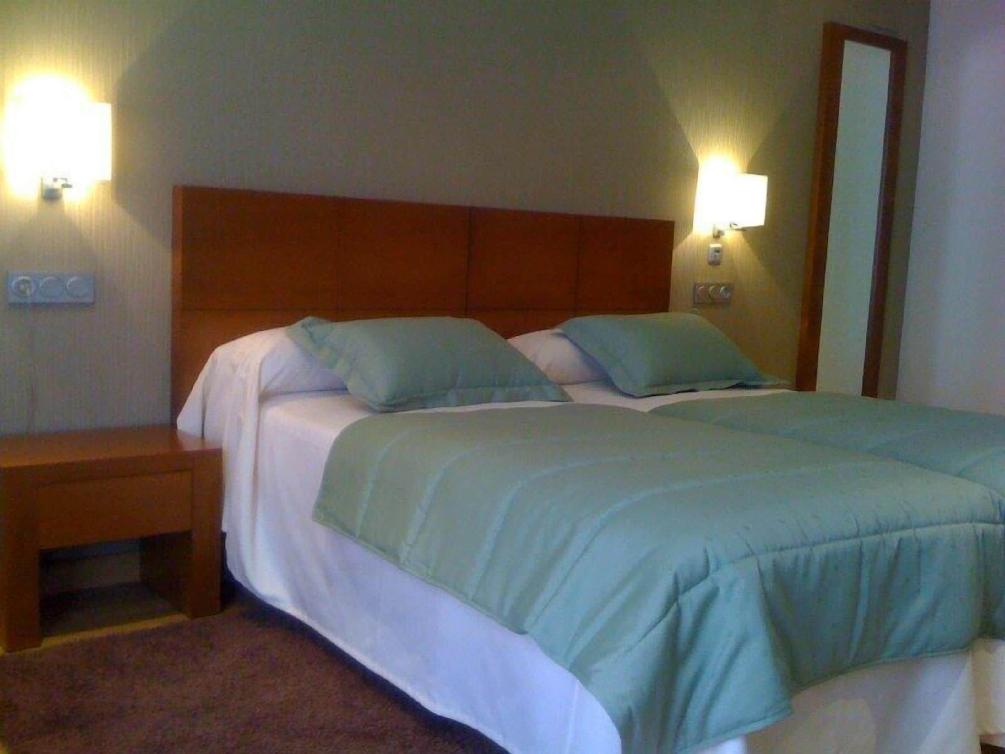 double or twin room | 1 bedroom, desk, laptop workspace, blackout curtains