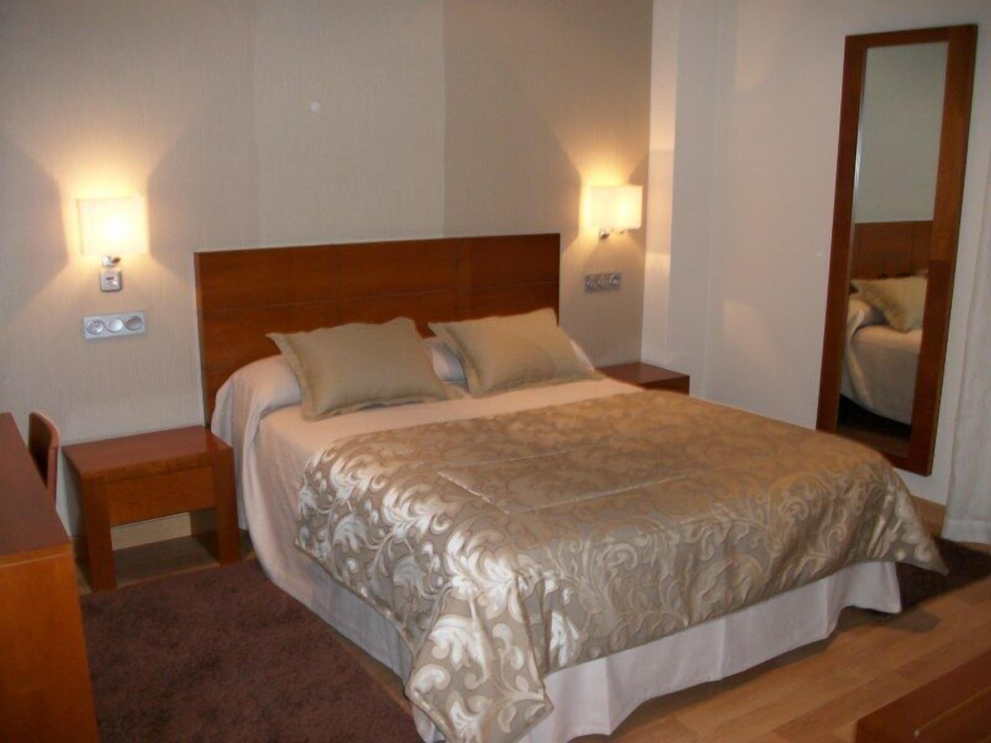 double or twin room | 1 bedroom, desk, laptop workspace, blackout curtains