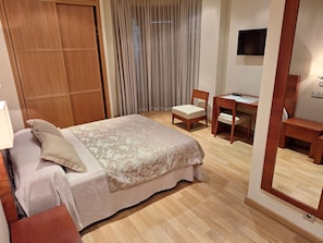 Double or Twin Room | Desk, laptop workspace, blackout curtains, free cots/infant beds - Hotel Astura (Valencia de Don Juan)