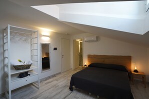 Klassieke tweepersoonskamer | Een minibar, een bureau, gratis babybedden, gratis wifi