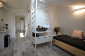 Eenpersoonskamer | Een minibar, een bureau, gratis babybedden, gratis wifi