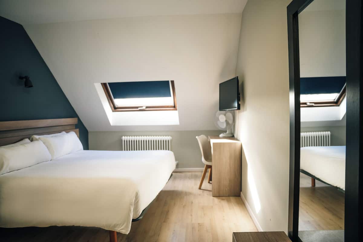 Bureau, fer et planche à repasser, Wi-Fi gratuit, draps fournis