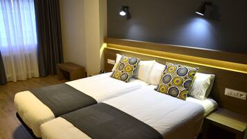 Escritorio, tabla de planchar con plancha, wifi gratis y ropa de cama