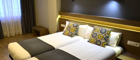 Standaard kamer, 1 twee- of 2 eenpersoonsbedden | Een bureau, een strijkplank/strijkijzer, gratis wifi, beddengoed